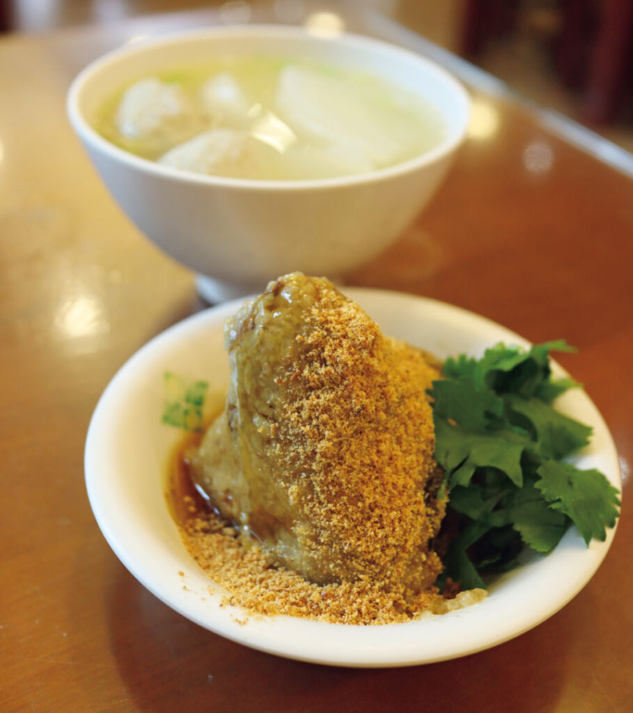 一番人気の肉ちまき75元、魚つみれと大根のスープ60元。ねっとり軟らかい、台南式で作られる中華ちまき。<i>&Taipei 台北の朝ごはん </i>
