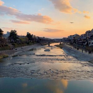 見飽きることのない御所と鴨川。京都さんぽ部部長が教える、京都を巡りたくなる理由。京都さんぽ部 大和まこ | 冬の夕方に四条大橋から南側を見る。四条大橋や御池大橋は絶好の夕景スポット。