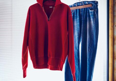 希少なヴィンテージアイテムや美しいデザインの古着を現代版に蘇らせるブランド。左の赤いスウェットはアメリカのミリタリーモデル。襟が自然に立つ形を意識した。右は1920年代のリーバイス201をベースにしたオリジナルデニム。スウェット￥36,300、デニム￥46,200（ともにアプレッセ ☎03‒6447‒0135）