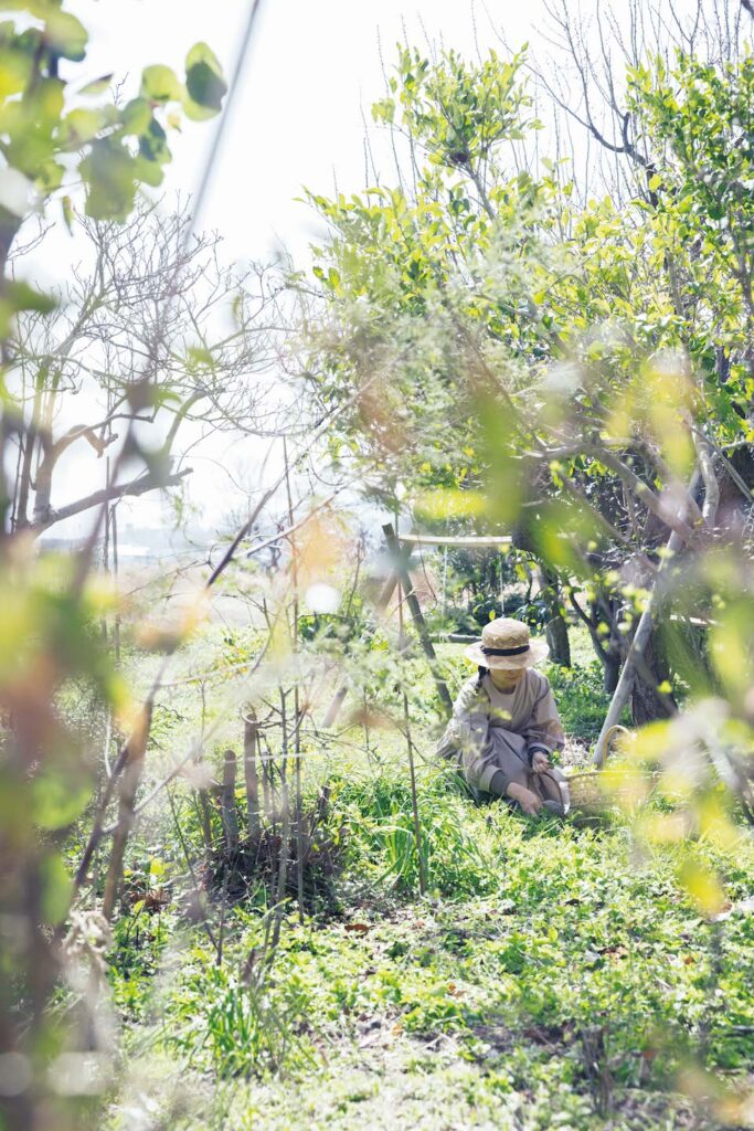 「庭で草を摘む時間は私にとって瞑想のようなもの。とても心が落ち着きます」と庭で過ごす、写真家の椿野恵里子さん。