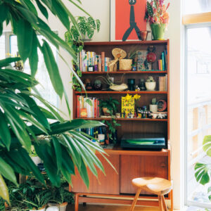 暮らしに溶け込むグリーンのエッセンス。〈アクタス〉MD・グリーンバイヤー・スタイリスト・曽我広範さんの、植物を育てる暮らし。 | リビングのシェルフは、インテリアショップに勤務する曽我広範さんが植物と雑貨のコーディネートを思い切り楽しむスペース。
