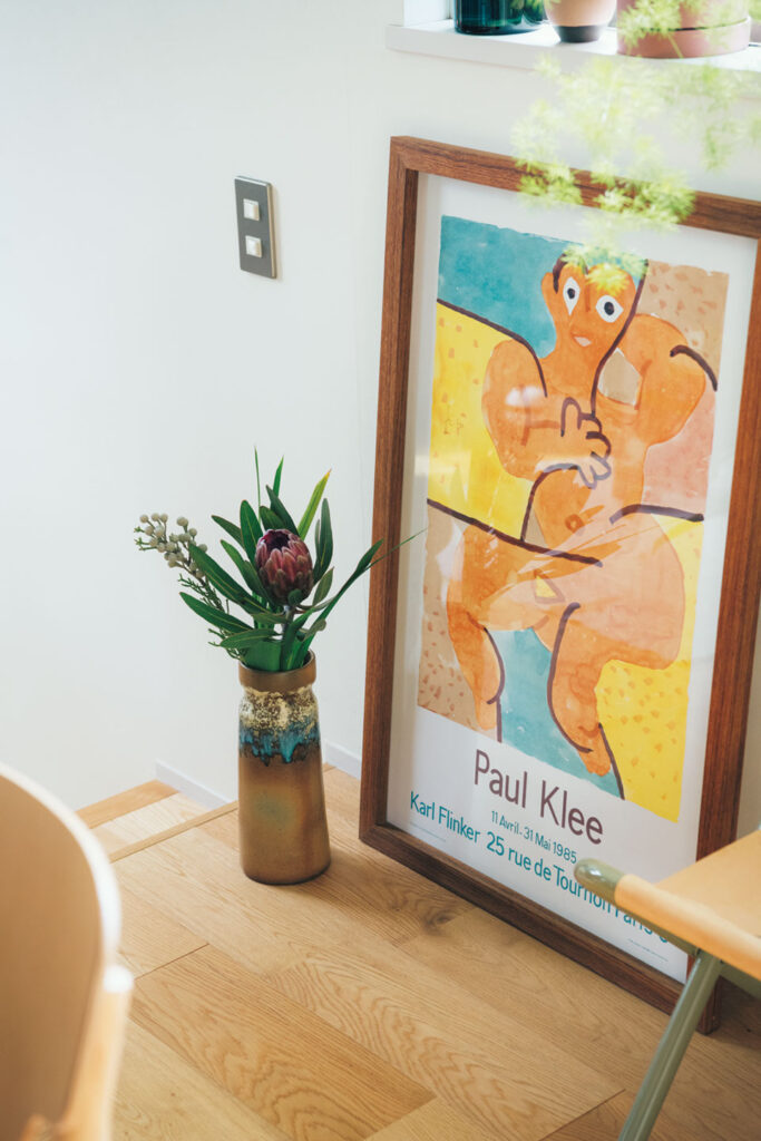素焼きの花器は「パウル・クレーのポスターと相性がよさそうだった」ので床に下ろしている。
