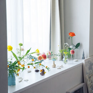 今日、どんな花を飾りましたか。マンガ家・ほしよりこさんの花のある暮らし。