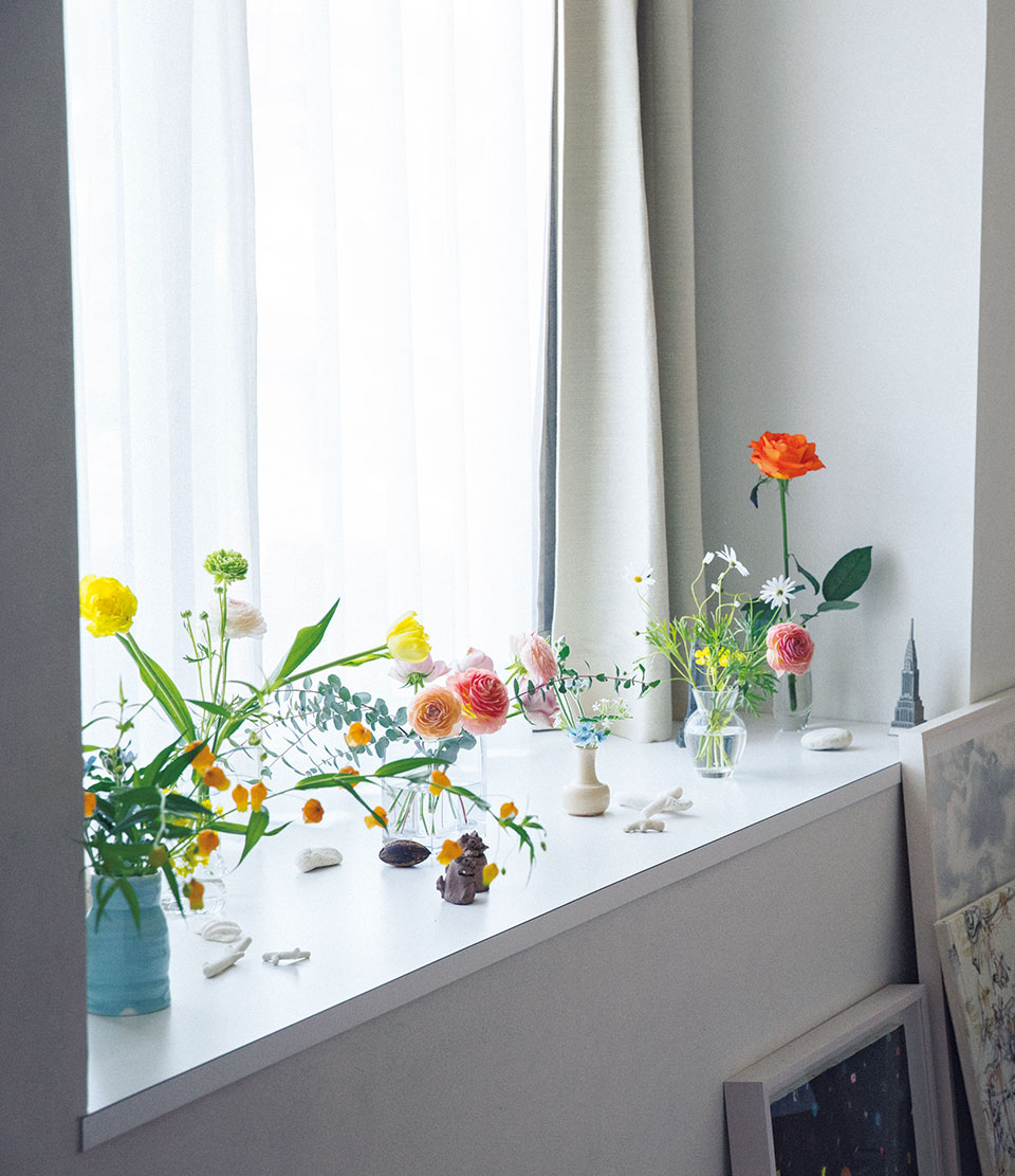 今日、どんな花を飾りましたか。マンガ家・ほしよりこさんの花のある暮らし。