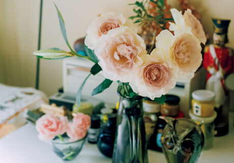 今日、どんな花を飾りましたか。料理家・麻生要一郎さんの花のある暮らし。