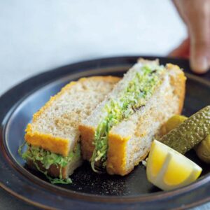 「メルトチーズ＆キャベツのホットサンドイッチ」。坂田阿希子さんに聞いたあつあつのホットサンドのレシピ。その１ 朝を楽しむための28のこと。 | 優しい酸味のディジョンマスタードが隠し味。「レモンを切り口に搾って食べると、味の輪郭がきりりと引き締まります」