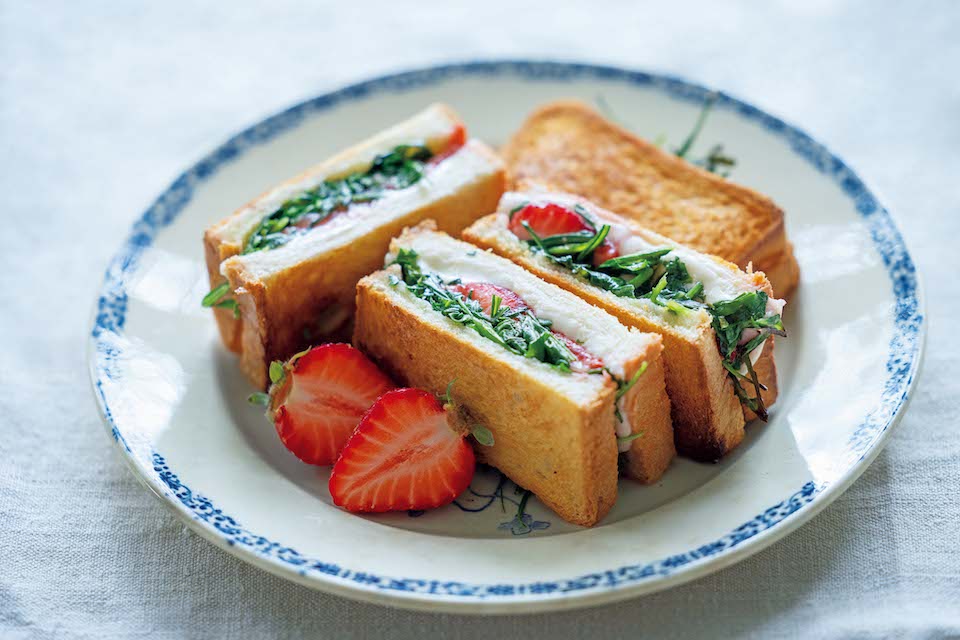 「いちごとモッツァレラチーズのホットサンドイッチ」。坂田阿希子さんに聞いたあつあつのホットサンドのレシピ。その3 朝を楽しむための28のこと。