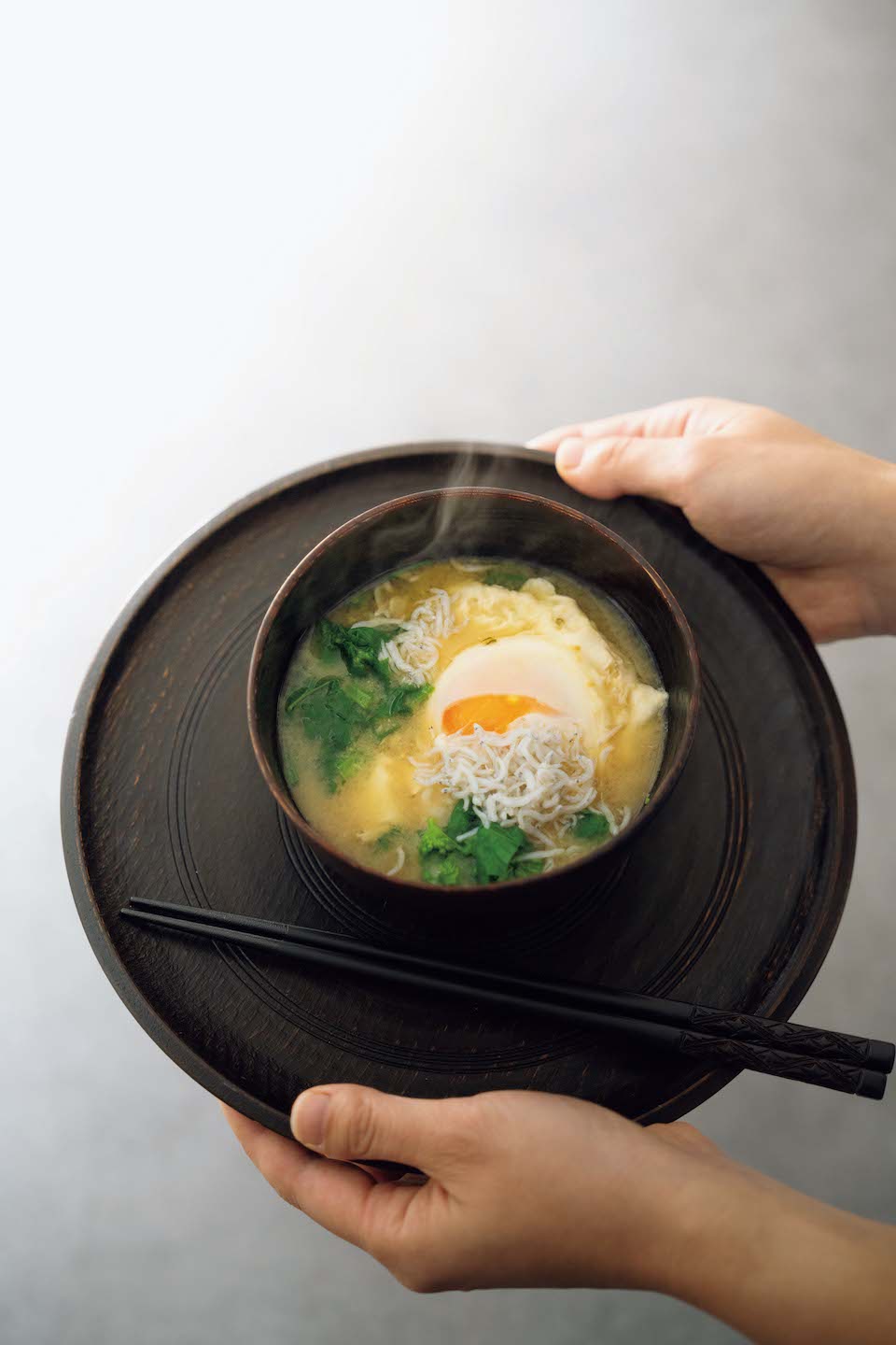 半熟卵がとろける、落とし卵と菜の花のお味噌汁。冷蔵庫にある具材を入れて、お気に入りのお椀で。「その日の気分に合わせて旬の食材も取り入れながら、はじまりのお味噌汁を」