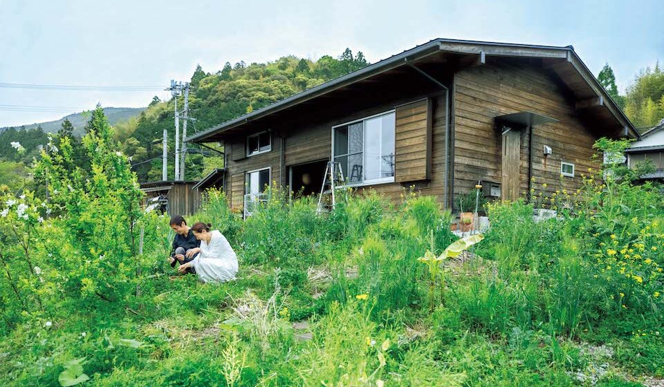 高知県の服部さん一家の家。目の前に物部川が流れ、少し高台に位置する。豊かな自然に囲まれているが、空港から車で30分程度とアクセスもいい。