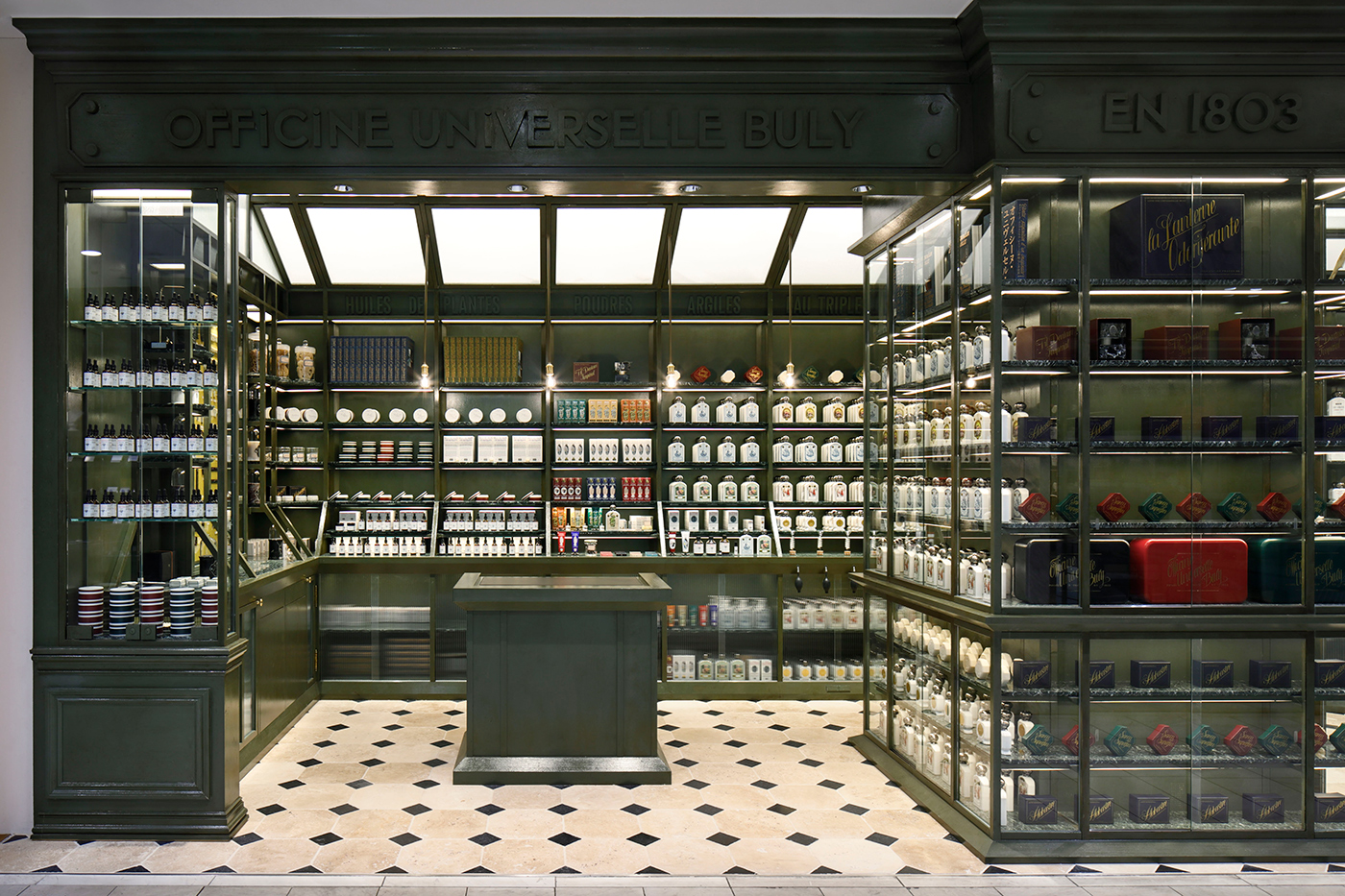 東京・代官山の本店を始め、国内に18店舗を展開。写真は、風情漂うスモーキーグリーンの家具が象徴的な銀座店。1950-60年代のフランスの田舎地方によく見られるグリーンハウスを再現しています。 OFFICINE UNIVERSELLE BULY（オフィシーヌ・ユニヴェルセル・ビュリー）　ビュリー BULY　オフィシーヌ・ユニヴェルセル・ビュリー ブランドディレクター ヴィクトワール 美容 コスメ 松屋銀座店