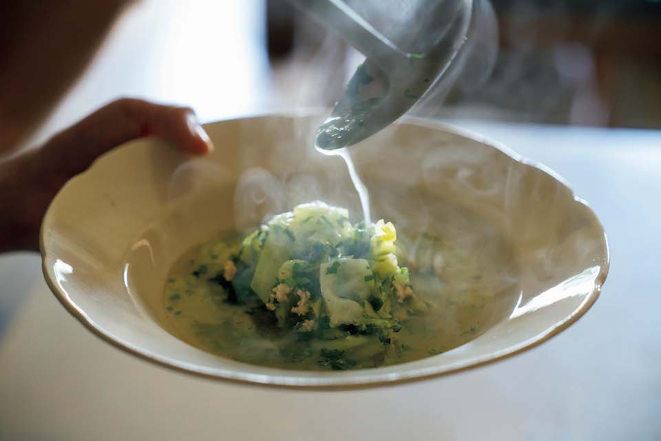 「春キャベツのハーブスープ」。冷水希三子さんに聞いたゆっくり体を目覚めさせるスープのレシピ。その１ 朝を楽しむための28のこと。