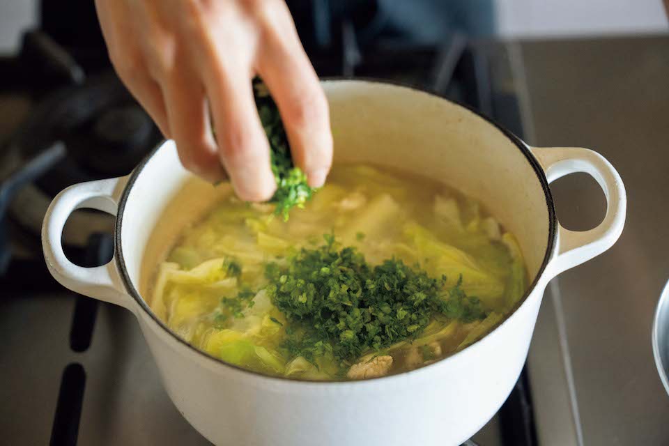火を入れるとすぐに香りが飛んでしまうハーブ類は、スープの味が調った段階で最後に入れる。