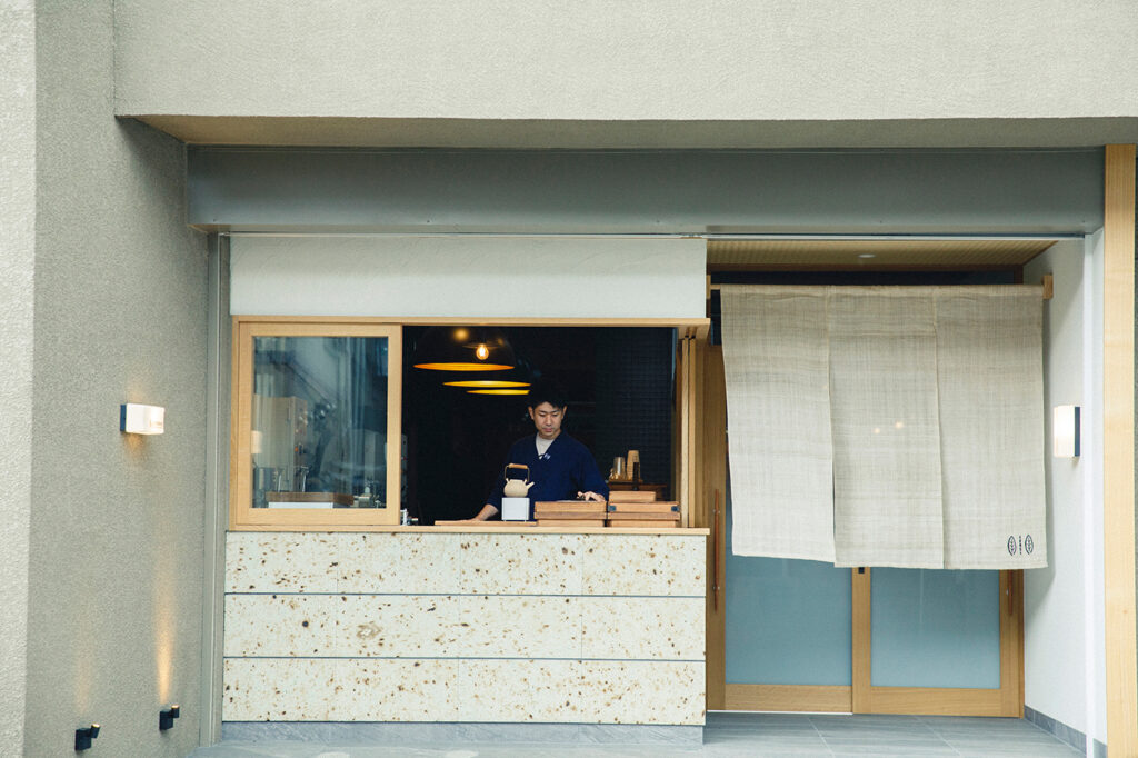 大谷石のカウンターが目を引く『売茶中村』。中村さんのすぐ奥には製茶のための機械が置かれ、外からでも製茶の様子を眺めることができる。