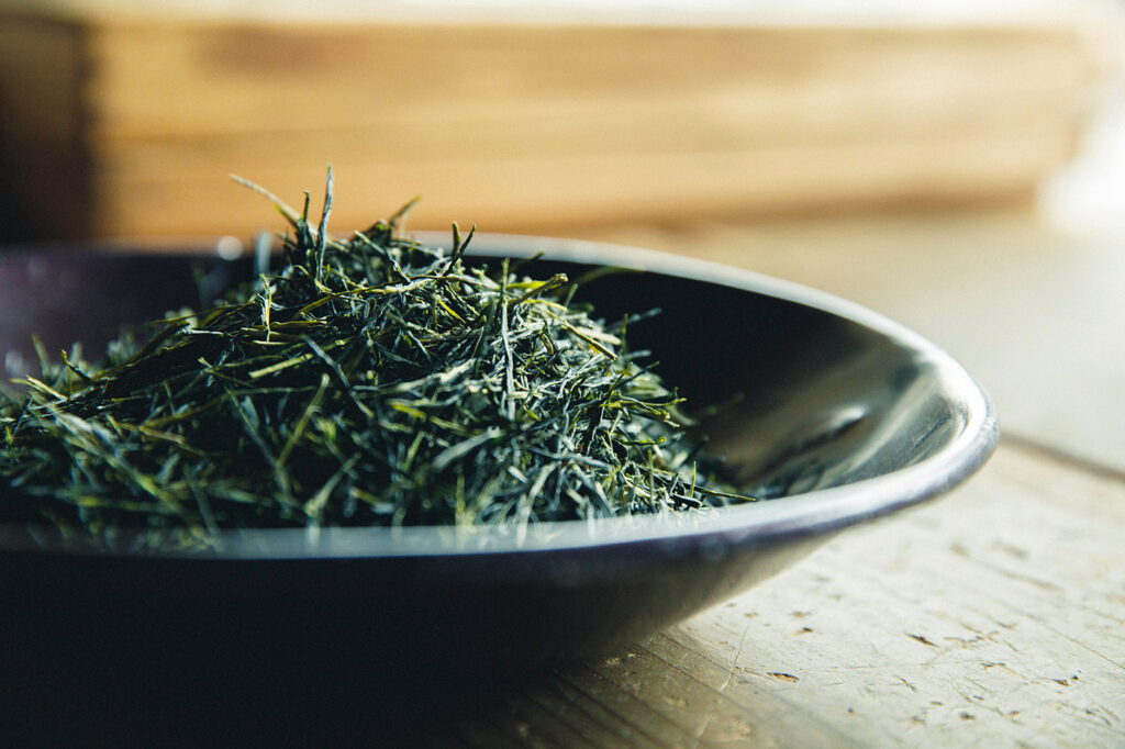 宇治田原の「大福渓 やぶきた」は、煎茶発祥の地で育てられ、類いまれな茶香と力強い滋味を持つ。長い茶葉が特徴。