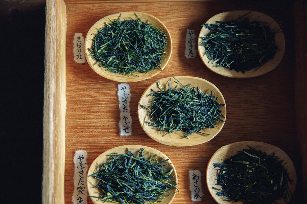 『売茶中村』では茶農家へ足を運び、直接手に入れた茶葉だけを扱う。左上の「きらり31」は、和束で育てられているまだ新しい品種。幼木由来の、若々しく強い香りと味わいを持つ。