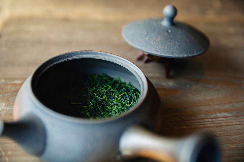 1煎目を楽しんだら、茶葉が蒸れてしまうのを防ぐため蓋を開けておくのが、2煎目3煎目もおいしく味わう秘訣。