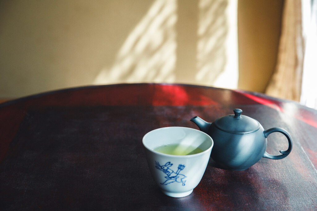 食後の一杯は、お茶漬けにも使った『売茶中村』の「きらり31」で。料理と合わせて食中に楽しんだ宇治田原「大福渓 やぶきた」も、もちろん食後に甘いものと合わせてもいい。