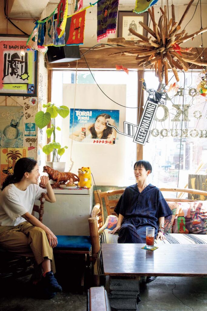東京・渋谷にある『虎子食堂』でくつろぐ西さん（右）。店のオーナーであり、20年来の友人でもある安元友子さんと。かつて一緒にバイトをしていた頃の話に花が咲く。