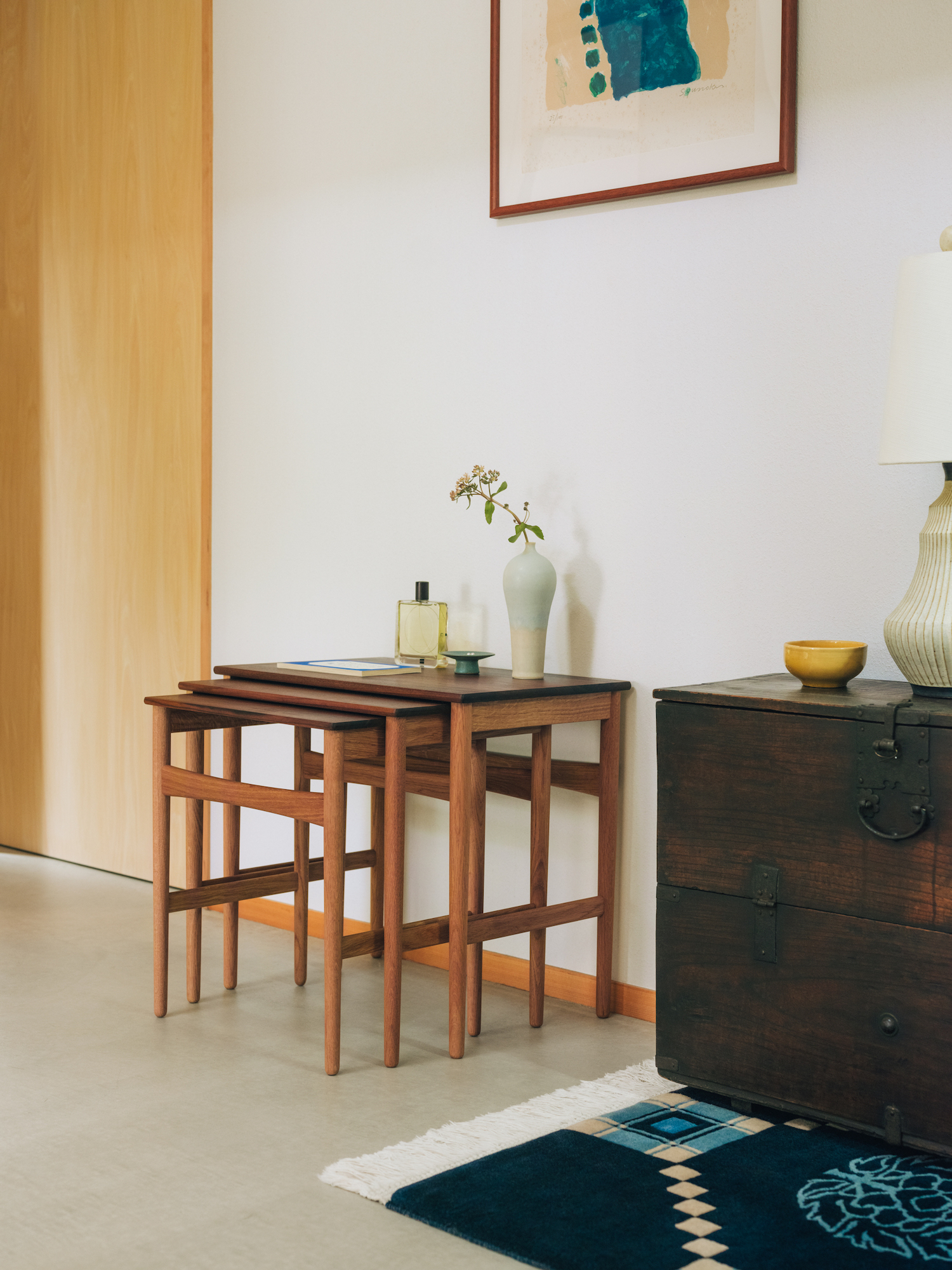 カール・ハンセン&サン〉の「CH004」でかなえる、小さな空間を豊かに