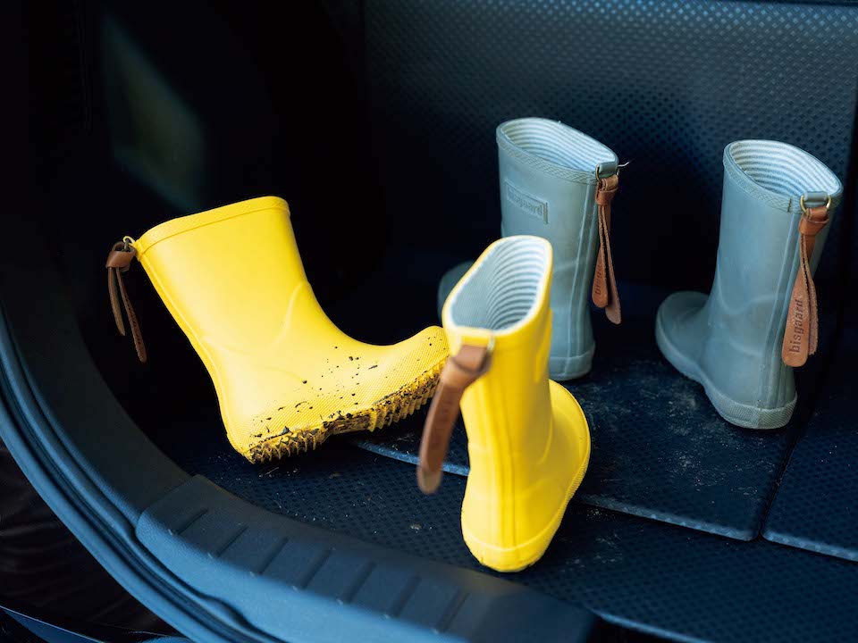 ラゲッジスペースには樹脂ラゲッジボードと撥水加工のシートバックを採用し、外遊びの後の汚れた靴やギアも気にせず積載できる。