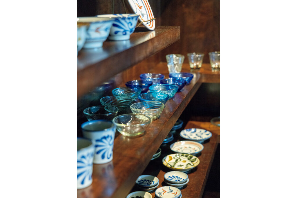 ショップでは『ガラス工房 清天』の琉球ガラスの器や『陶眞窯』のやちむんなど、沖縄の工芸品を販売。