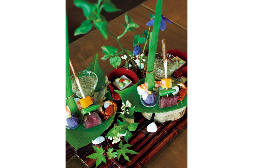 「日本料理 嘉助」の初夏の夕食「山の懐石」で味わえる八寸。じゅんさい、沢蟹、鹿など山川の幸がちりばめられている。みずみずしい緑の盛り付けも涼しげ。