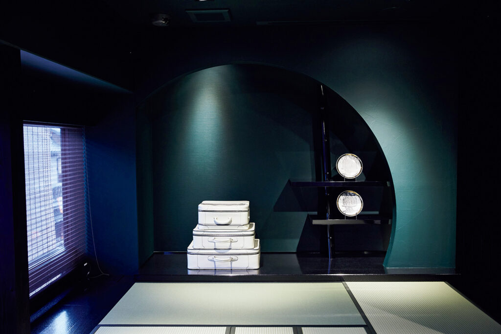 2階奥は炉畳を備えた茶室。床の間には手作業で重ねた漆黒の染料がアクセントになった「コスタ・スーツケース」がさりげなく。和の空間に調和している。Meet the Design & Crafts in Kyoto Casa Valextra ヴァレクストラ 京都 旅
