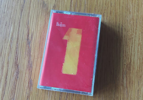 ビートルズのベストアルバム「1」のカセットテープ、未開封。（おそらく2000年発？）熊本のレコード屋で発見しました。特にレア物ではないのでしょうが、20年以上開封されていなかったかと思うと、開けるか迷います。