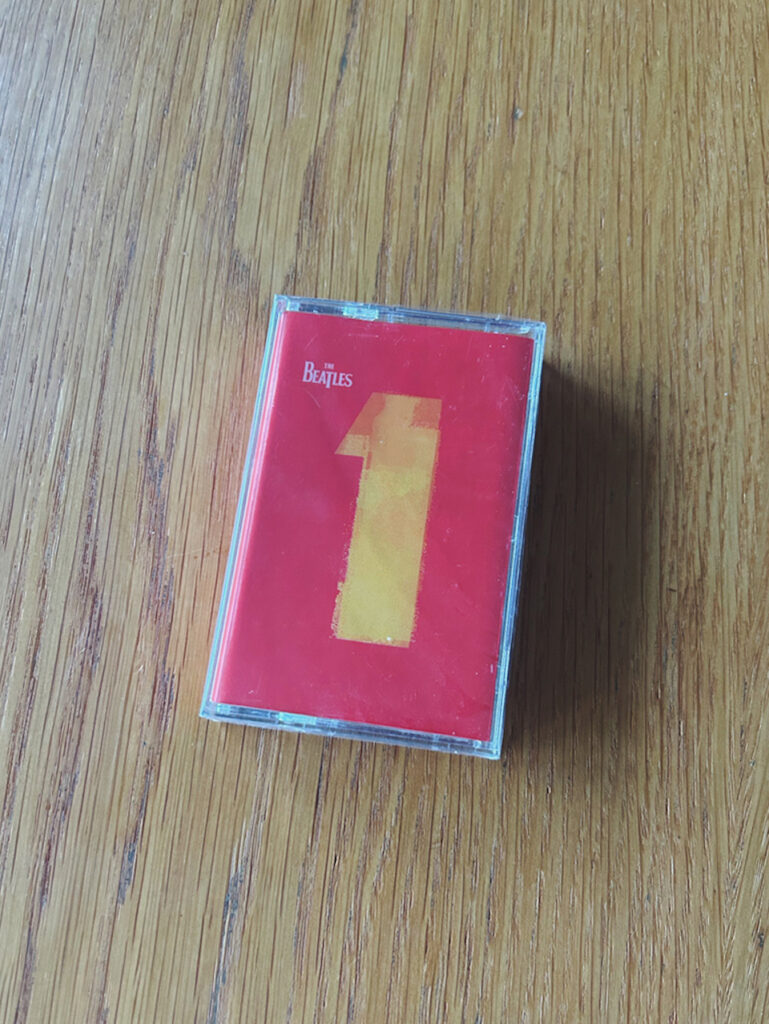 ビートルズのベストアルバム「1」のカセットテープ、未開封。 (おそらく2000年発？) 熊本のレコード屋で発見しました。特にレア物ではないのでしょうが、20年以上開封されていなかったかと思うと、開けるか迷います。