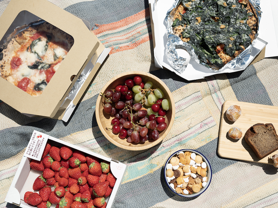 『 愛彩畑』にて購入したフルーツやピザ、２人の子どもの好きなものを集めて彩り豊かなピクニック時間。