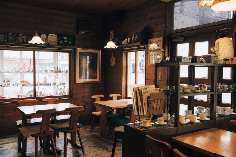 お気に入りの喫茶店も見つけたい。『ねるどりっぷ珈琲 機屋（はたや）』（盛岡市本町通3‒2‒11）の店内は、博物館のような趣。