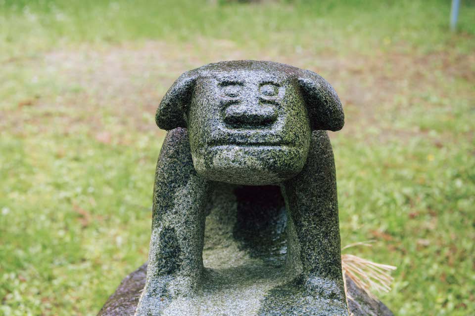 『盛岡天満宮』（新庄町5‒43）のユニークな表情の狛犬は啄木の歌碑の上に鎮座。
