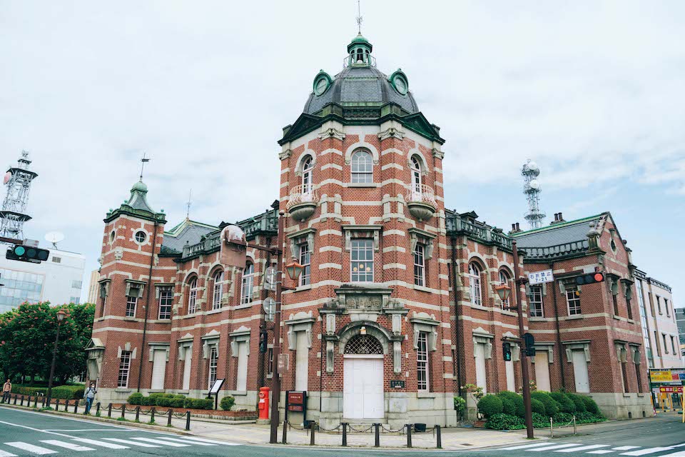 建築家・辰野金吾と盛岡出身の葛西萬司が設計を担当し、1911年竣工した『岩手銀行赤レンガ館』（中ノ橋通1‒2‒20）。内部見学も可能。無料と有料エリアがある。