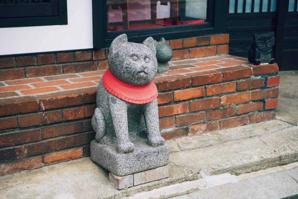 わんこそば店の店先にいた猫の石像。