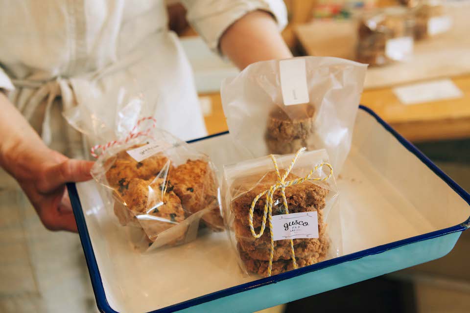 菓子とコーヒーの店『グスコ』（紺屋町7‒14）。「焼き菓子がとてもおいしいので、お土産にするのもおすすめです」と、松川さん。取り置き予約も可能。