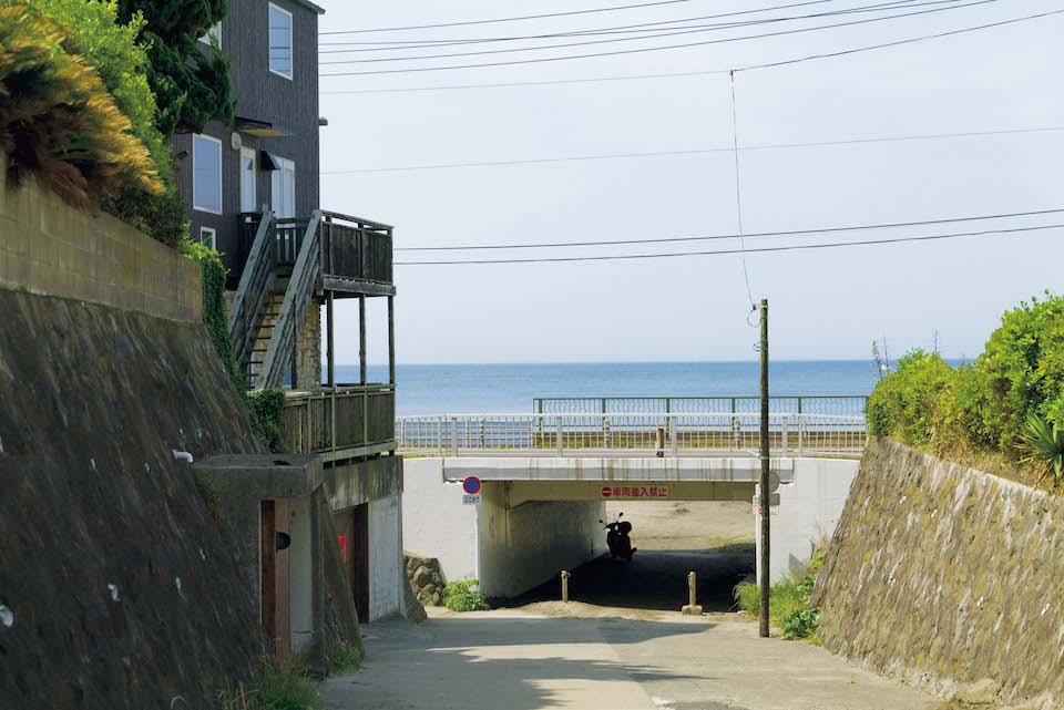 材木座は『オイチイチ』（鎌倉市大町1‒3‒21）のある大町からも徒歩圏内で、瀬木さんは「海まで歩いて気持ちを切り替えている」という。入り口は134号線をくぐる小さなトンネル。