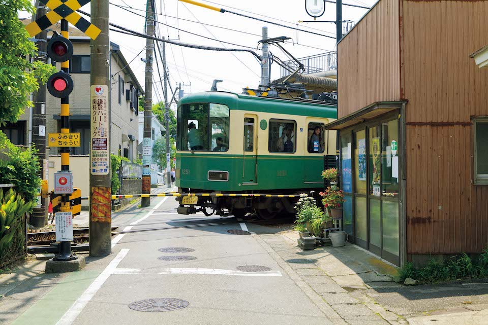 鎌倉駅から1 つ目の和田塚駅近くの踏切。何げない路地にも顔を出すから、江ノ電は鎌倉という町のアイコンなのだろう。