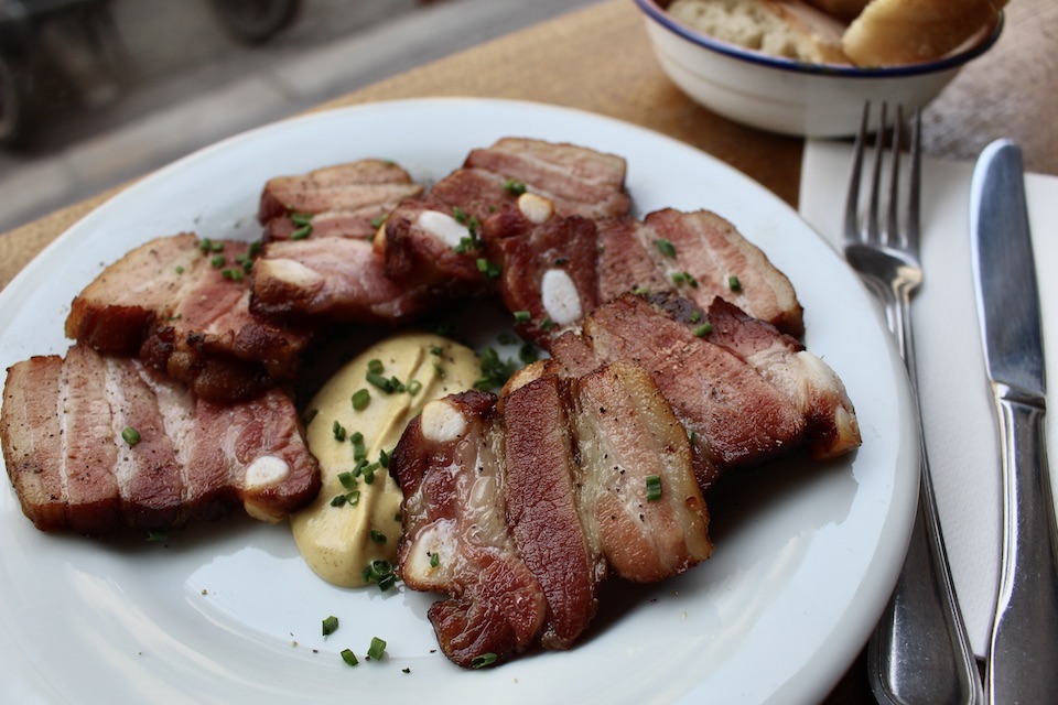 こちらは「リヨン」。豚バラ肉が好きな人には最高のひと皿。