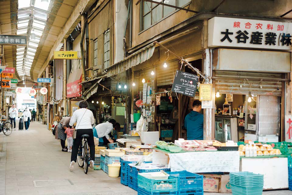 中心街を横切るように続く尾道本通り商店街は、戦後から変わらない店もある。