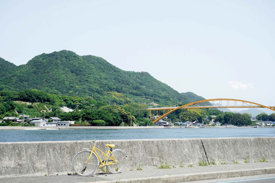 瀬戸田では、海沿いを走るサイクリングが人気。自転車もレンタルできる。