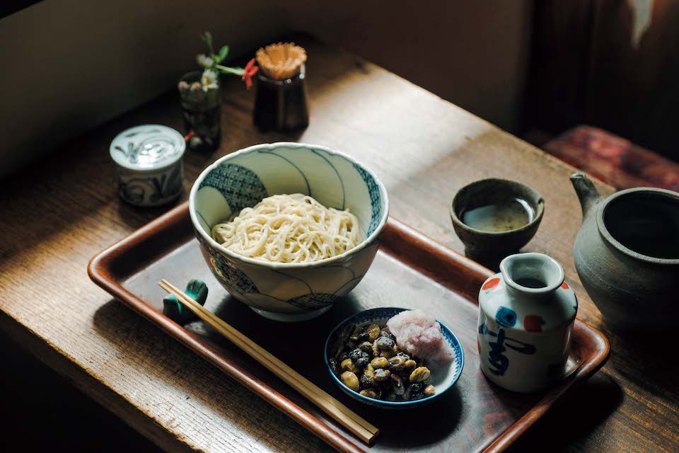 手打ちそばの店『笑空（えそら）』（土堂2‒5‒15）。自家製納豆を使った3 種の納豆そば（￥1,600）は滋味深い味わい。日本酒の品揃えも豊富。昼営業のみ、完全予約制。