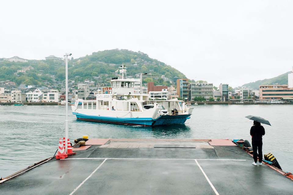 向島と本州を繋ぐ渡し船は、尾道市民の足。車に乗ったまま乗船できる。