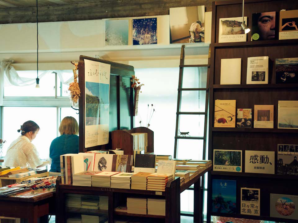 2016年からは、故・渡辺京二の発案で創刊した文芸誌『アルテリ』の編集室も担い、バックナンバーの販売も。