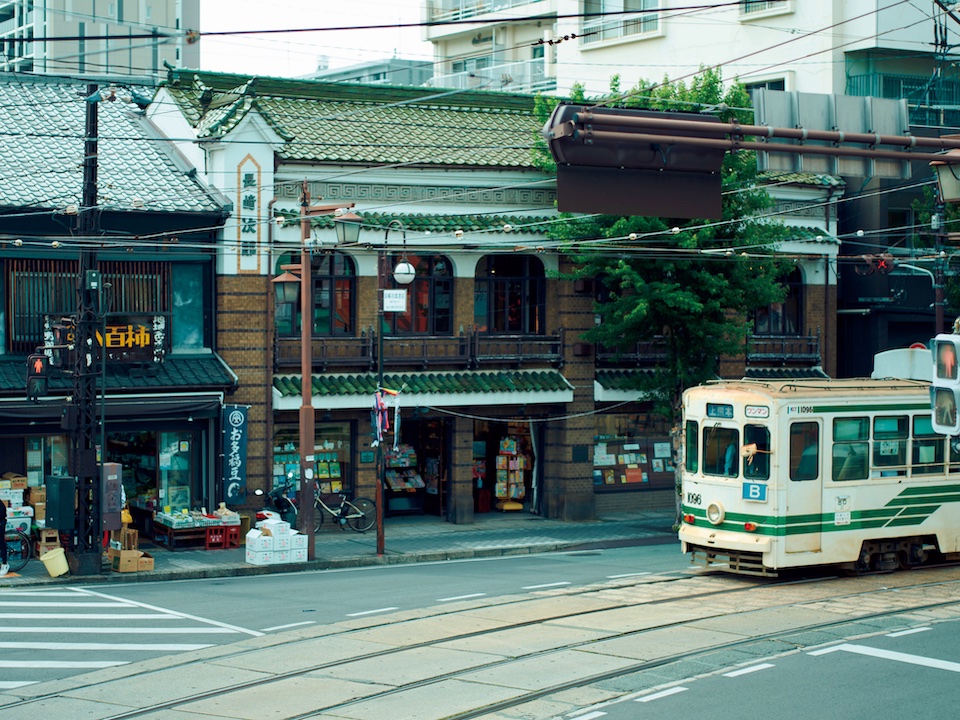 大正13（1924）年竣工の建物を今に残す『長崎次郎書店／喫茶室』（熊本市中央区新町4‒1‒19）。正面を路面電車が走る風景は、ノスタルジックそのもの。