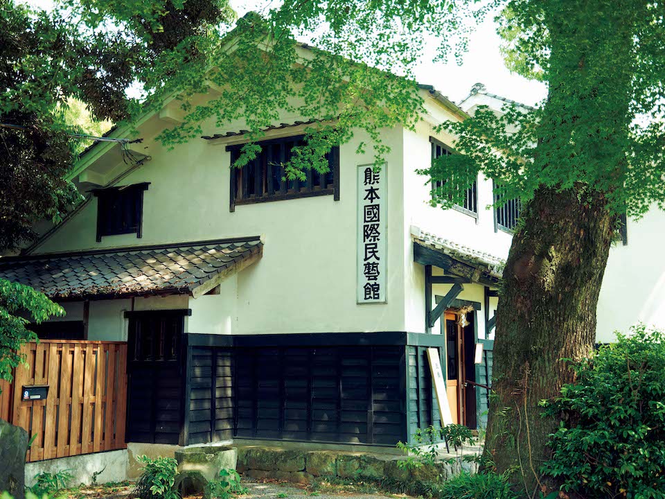 『熊本国際民藝館』（北区龍田1‒5‒2）は、九州の民藝の拠点として創立し58年。