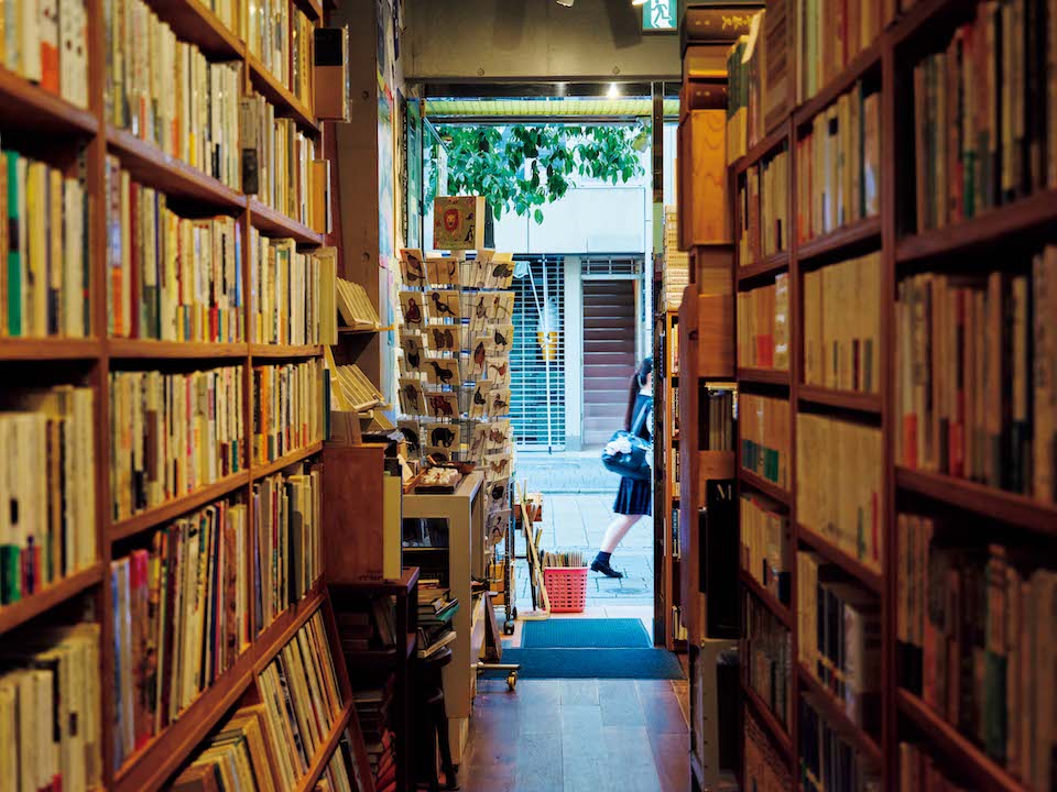 蔵書はおよそ1 万冊。雑誌や文庫もあり文化芸術、哲学思想、絵本、文学など、幅広いジャンルがバランスよく揃う。