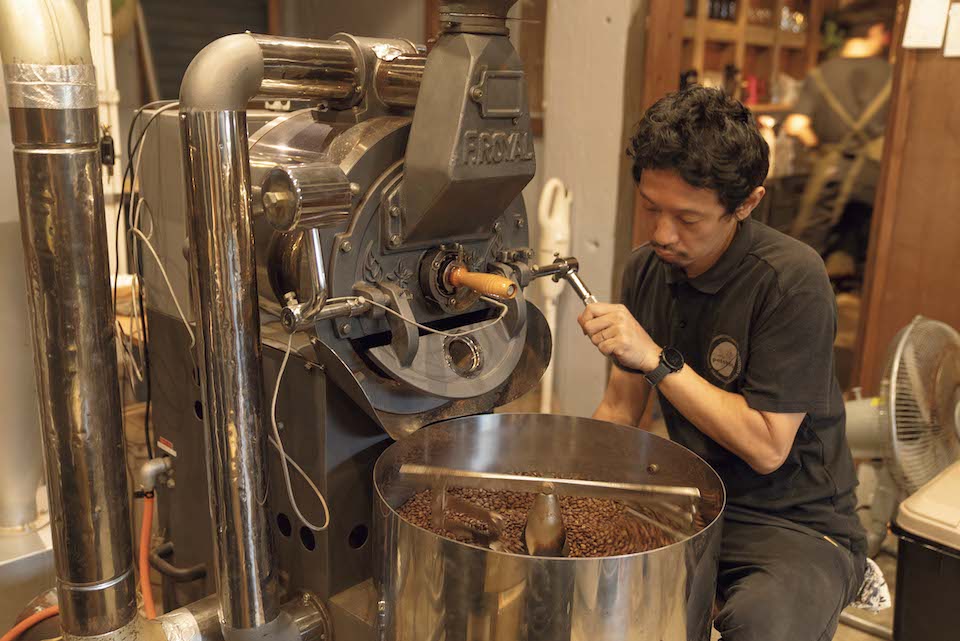 『potohoto』店主の山田哲史さん。沖縄を代表する焙煎家の一人で、沖縄産コーヒーの開発販売にも生産者と取り組む。　