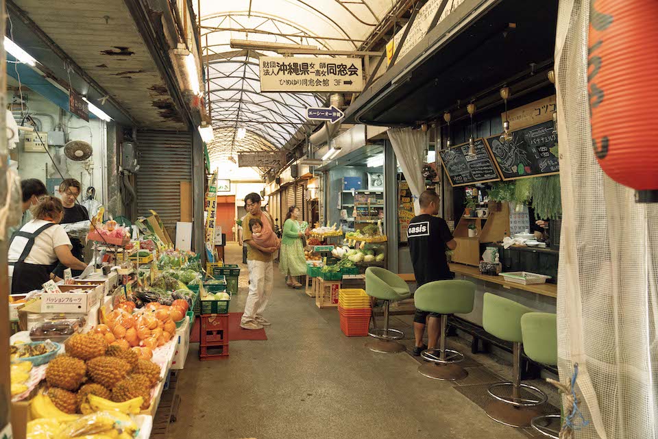 昼の栄町市場（06～10）。『はいさい食品』の新鮮な果物や野菜は、向かいのパーラー『コツコツ』でスムージーに。