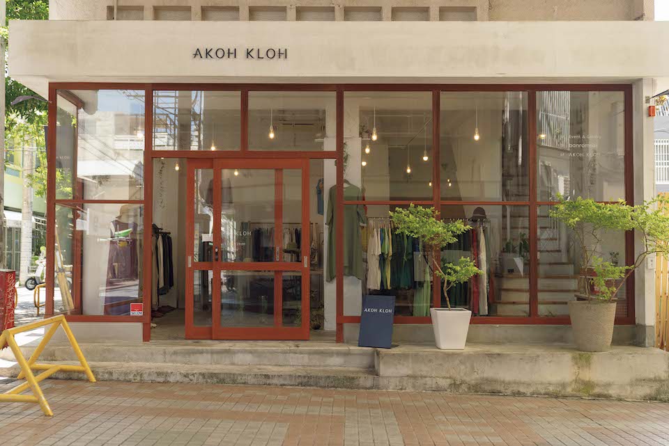 浮島通りの古いビルをリノベし、沖縄の気候風土に合ったファッションを提案する『AKOH KLOH（アコークロウ）』（壺屋1‒6‒1）。