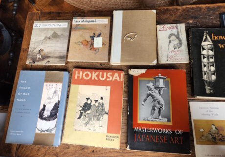 ソール・ライター財団から出店許可を得た日本関係の書籍が展示される。